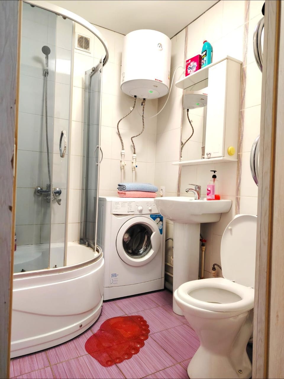 Shower, Toilet, Bathroom, towels, washing machine