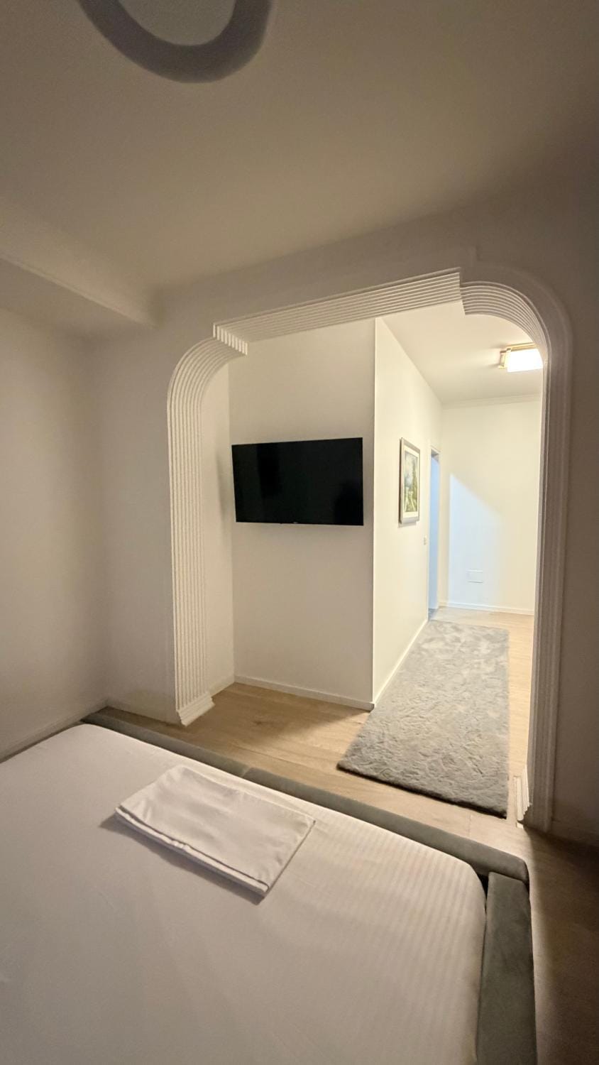 Bed, TV and multimedia, Photo of the whole room, Bedroom