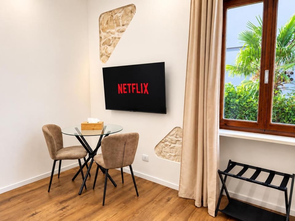 TV and multimedia, Living room, Seating area, Dining area