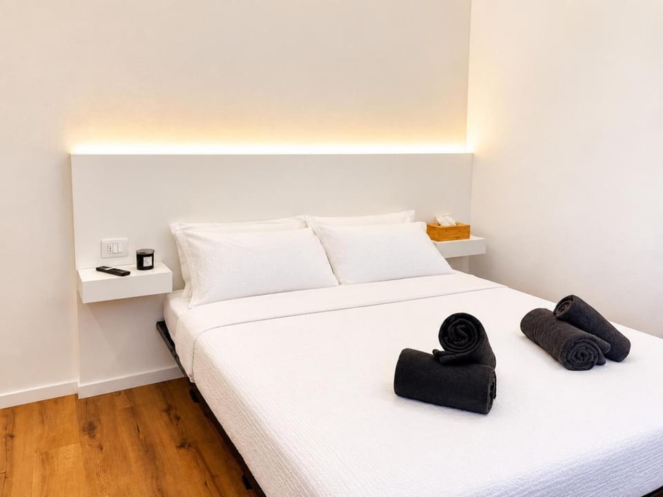 Bed, Photo of the whole room, Bedroom, towels