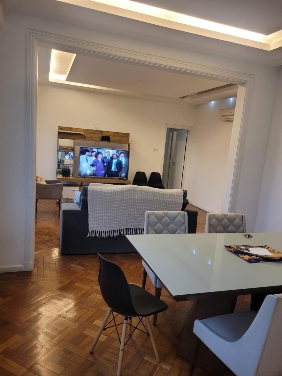Spacious Copacabana Apartment - Steps from the Beach & Cristo View Apartment in Rio de Janeiro