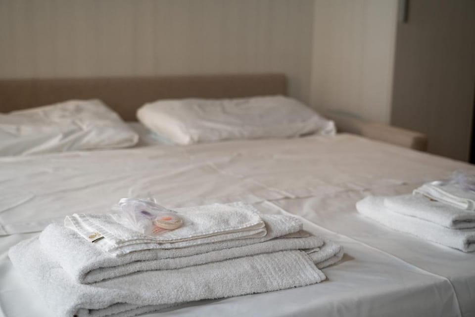 Bed, Bedroom, towels