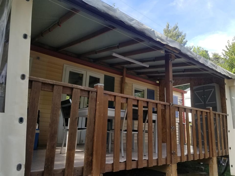 Mobil home Entre lac et nature Campground/ 
RV Resort in Auvergne-Rhône-Alpes