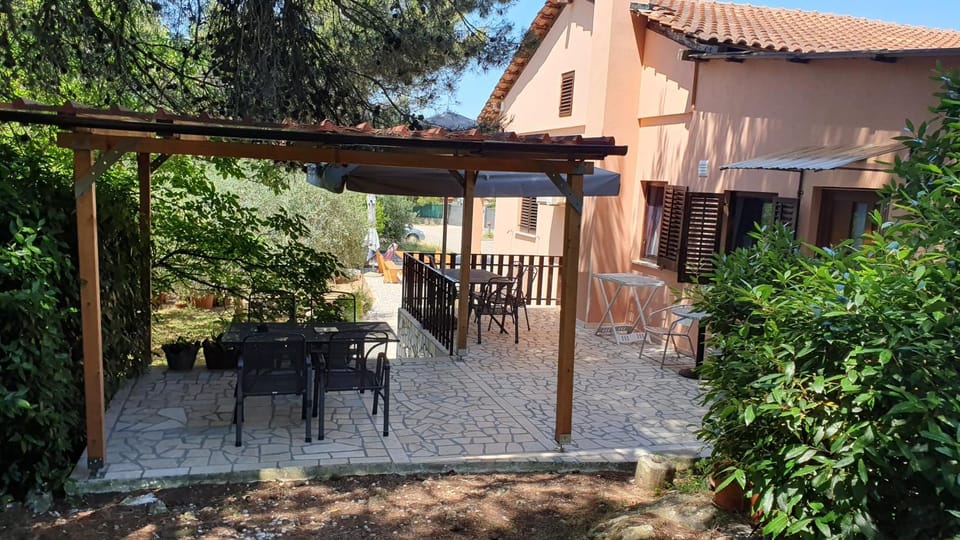 Property building, Garden, Balcony/Terrace