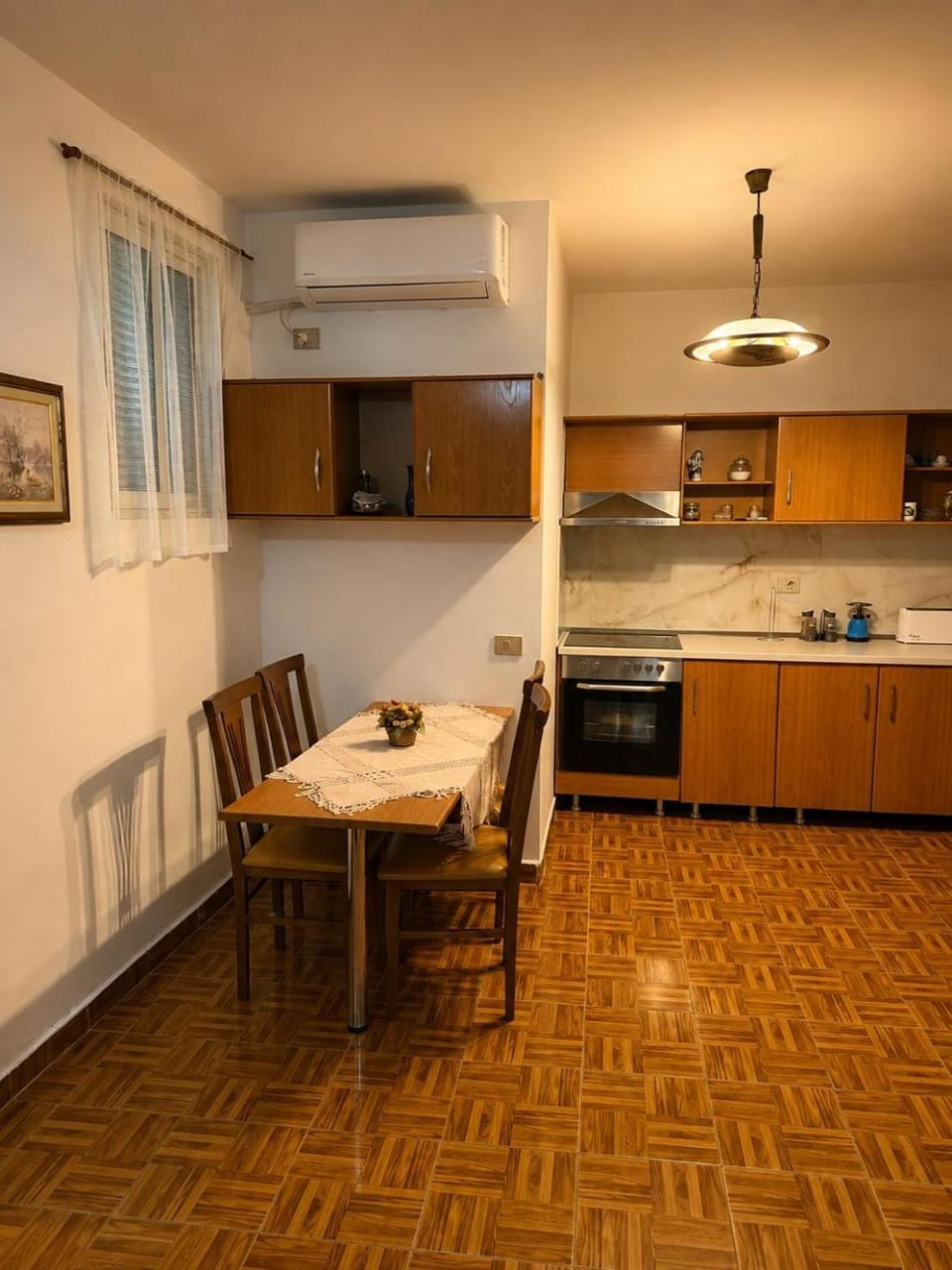 Kitchen or kitchenette, Seating area, minibar, air conditioner