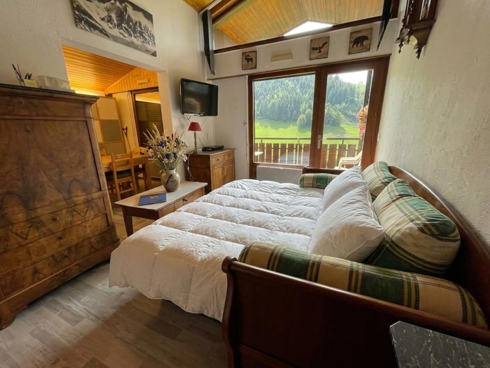 Bed, Living room