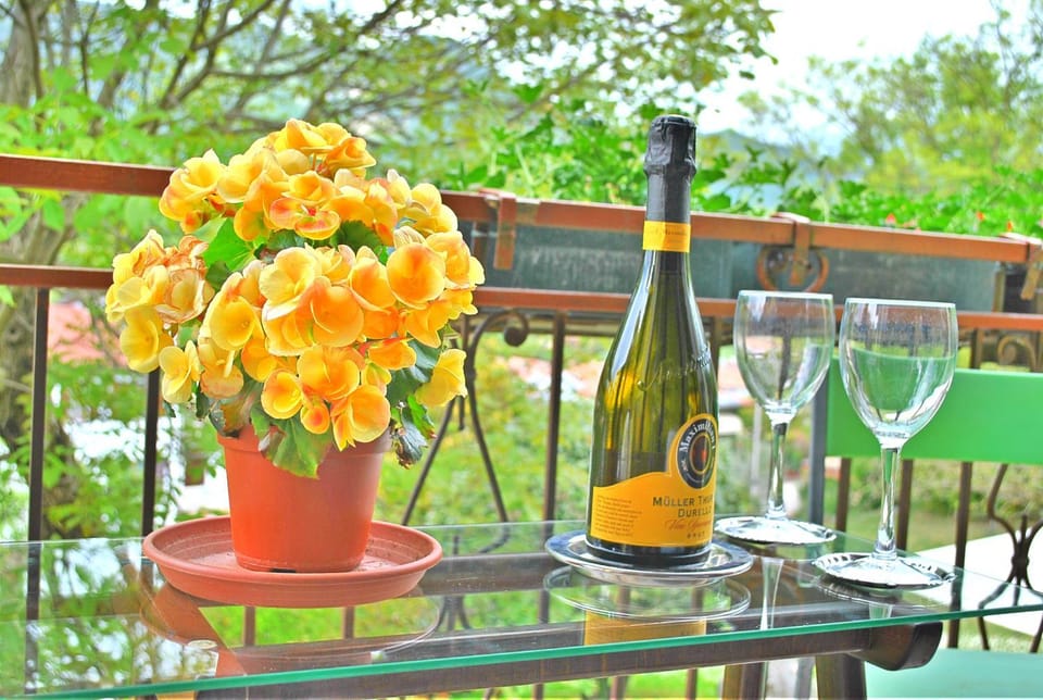 Balcony/Terrace, Garden view, Mountain view