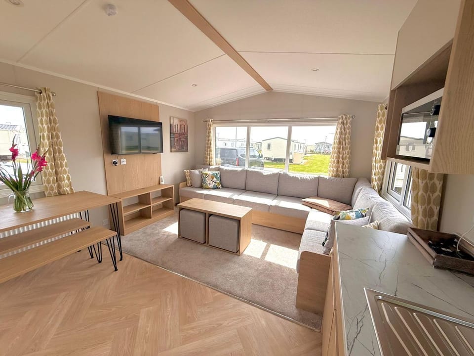 Communal lounge/ TV room, TV and multimedia, Kitchen or kitchenette, Living room, Seating area, Dining area, Evening entertainment