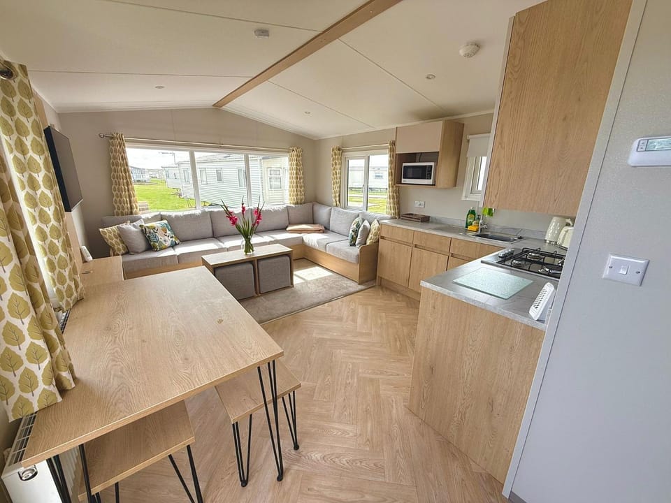 TV and multimedia, Kitchen or kitchenette, Living room, Seating area, Dining area, oven, pet friendly, stove