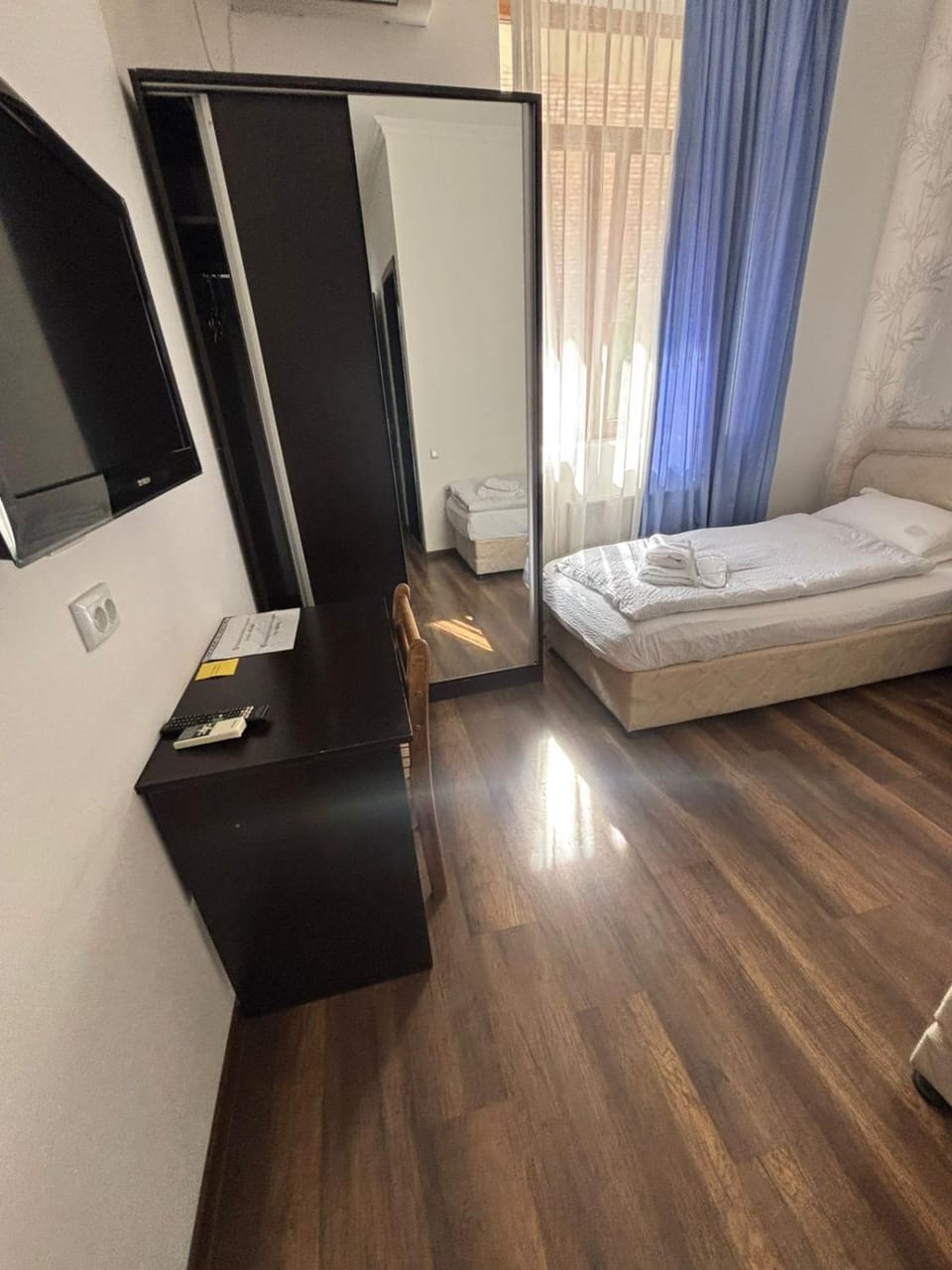 Bed, TV and multimedia, Photo of the whole room, Bedroom