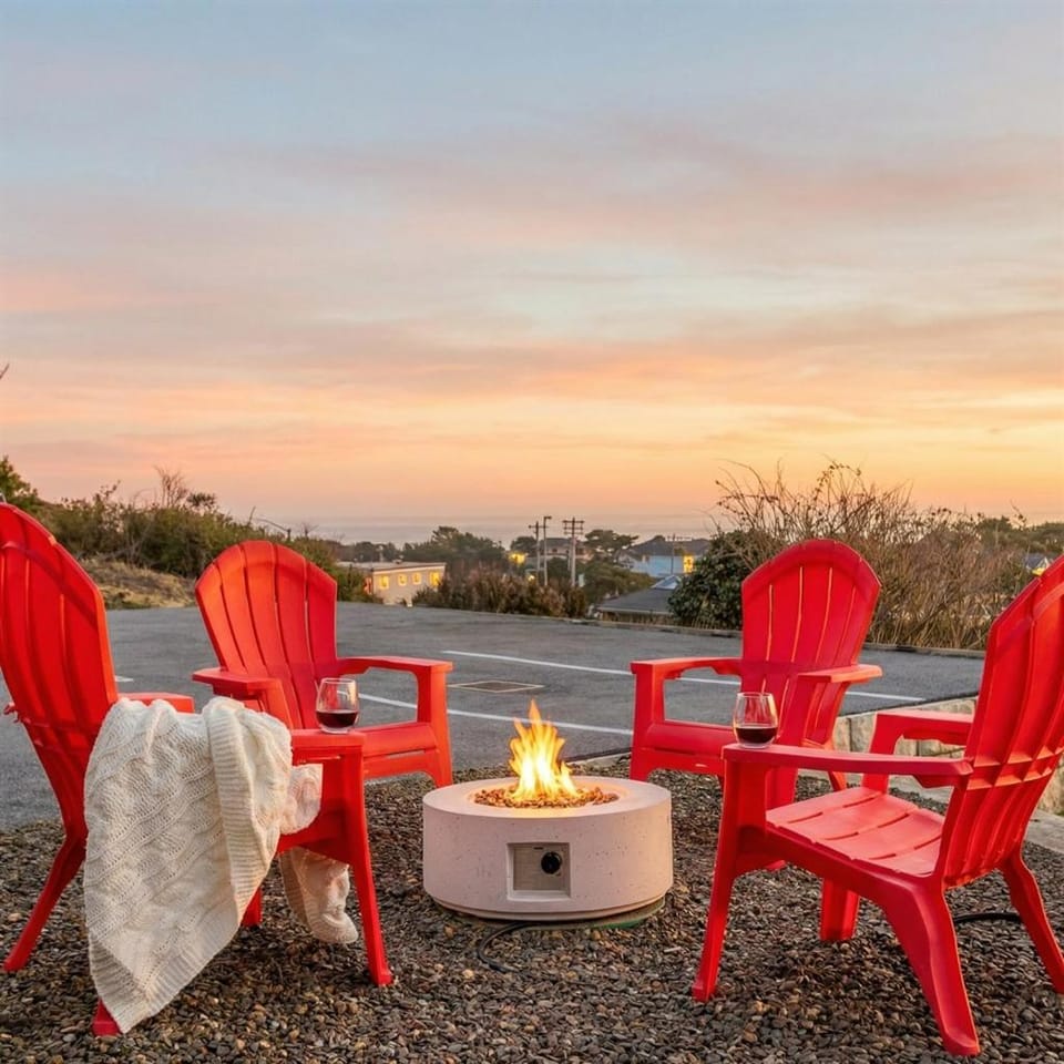 Ocean View Fire Pit Sleeps 10 Walk to Beach Country House in Devils Lake