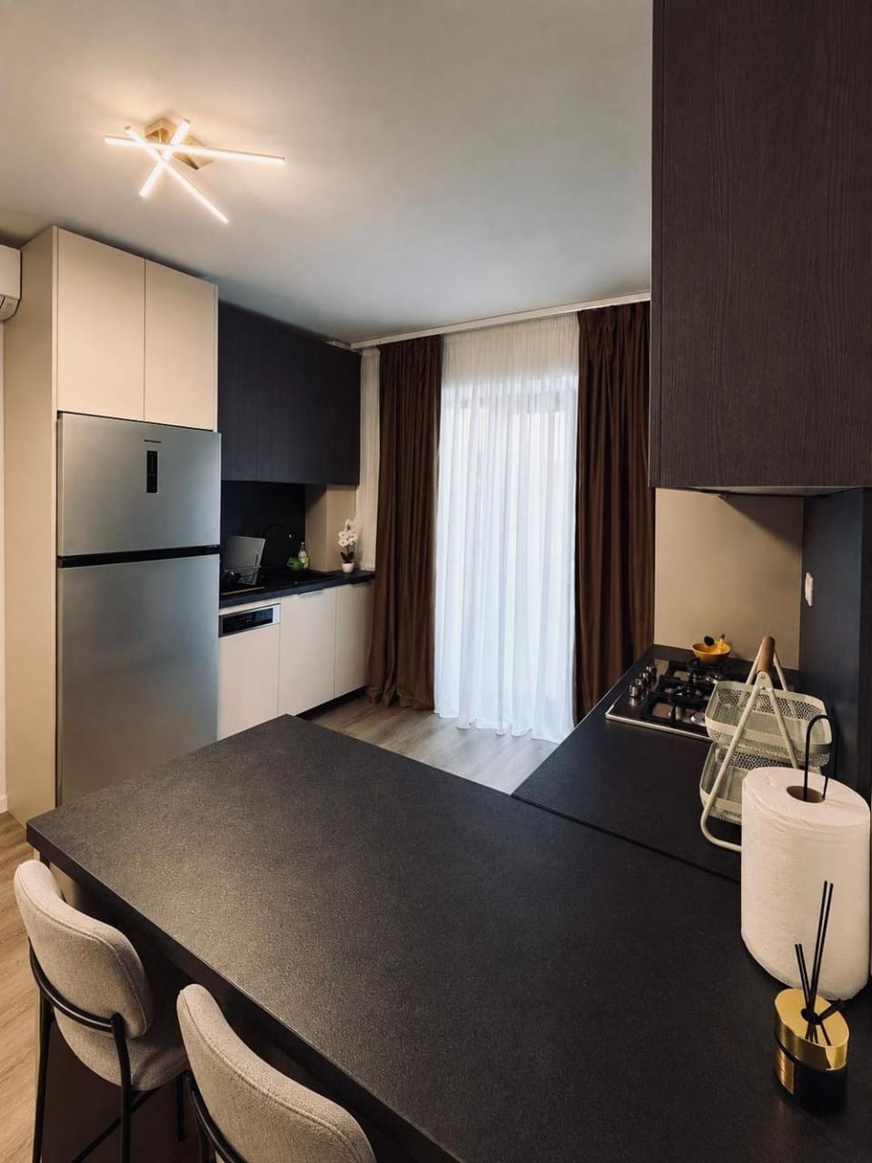 Kitchen or kitchenette, Dining area, minibar, oven, stove