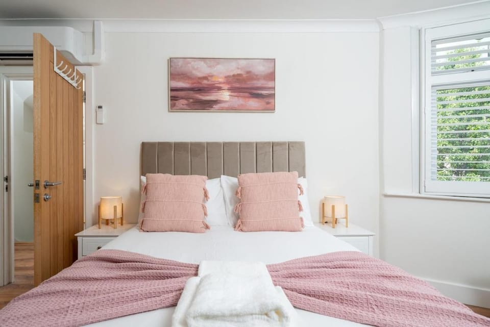 Luxury air conditioned house for 11 near station House in Barking
