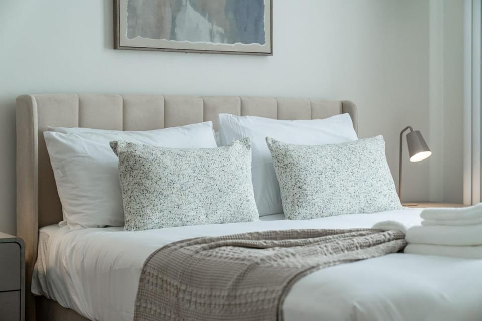 Luxury air conditioned house for 11 near station House in Barking