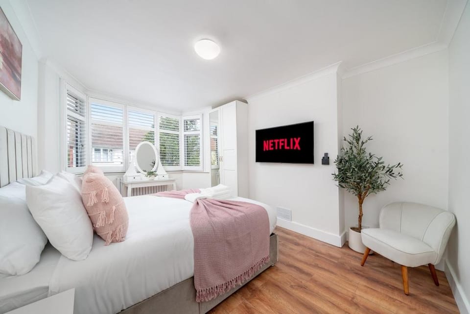 Luxury air conditioned house for 11 near station House in Barking