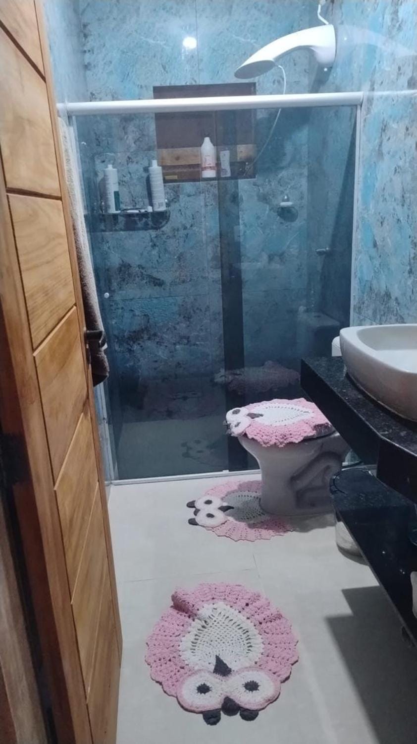 Shower, Toilet