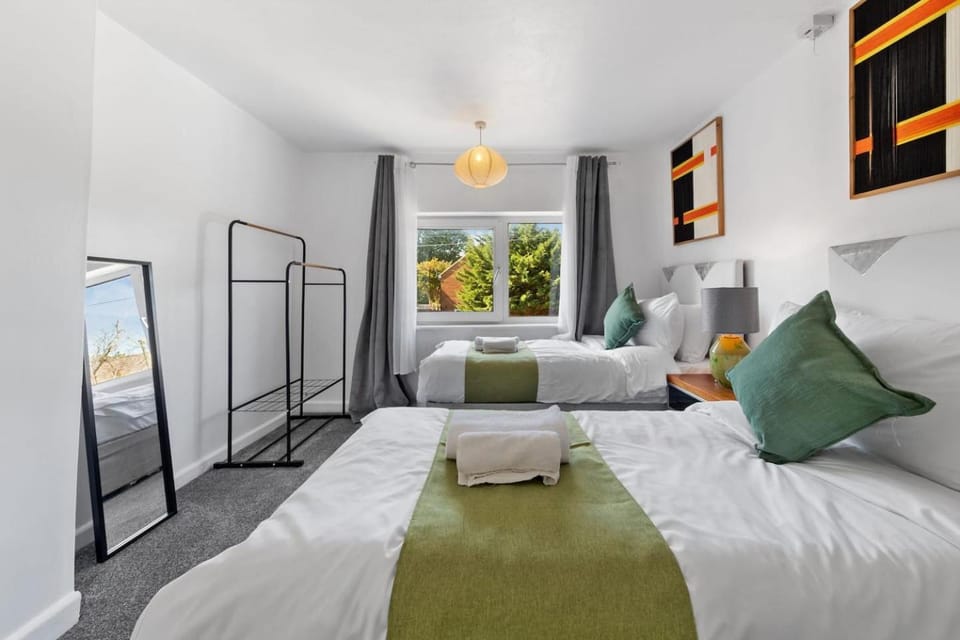 Sleeps 5 Garden Parking Near Lego Land & M3 House in Camberley