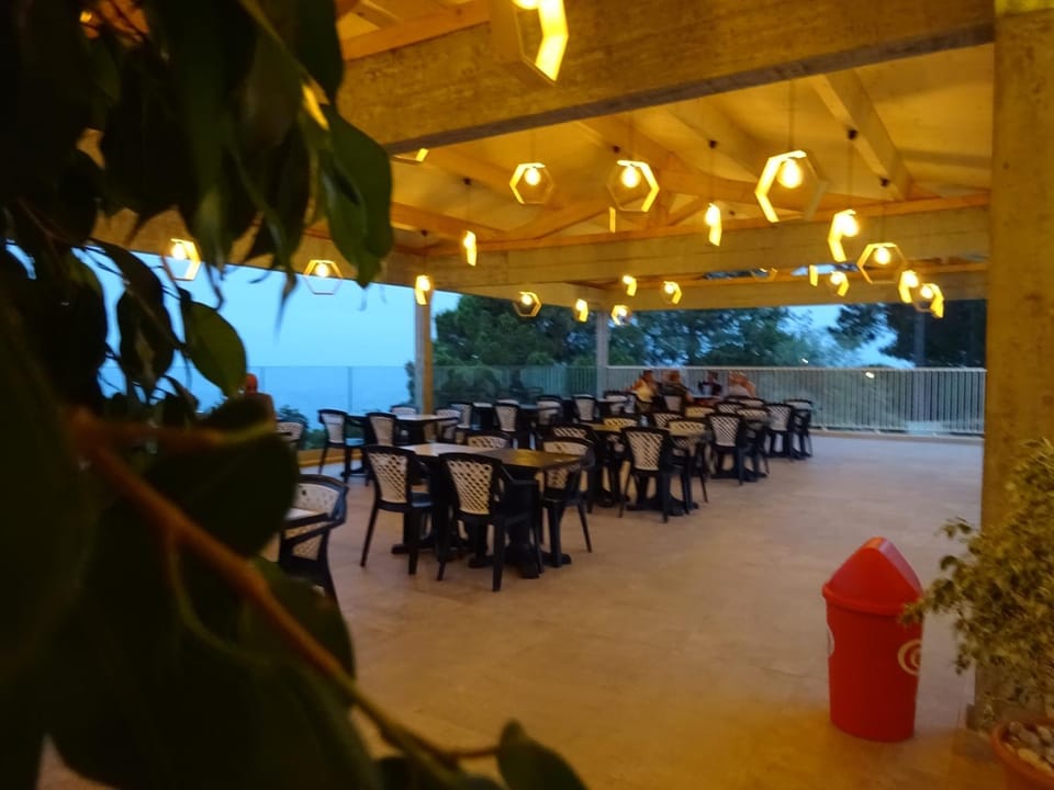 Restaurant/places to eat, Restaurant/places to eat, Lounge or bar, Banquet/Function facilities