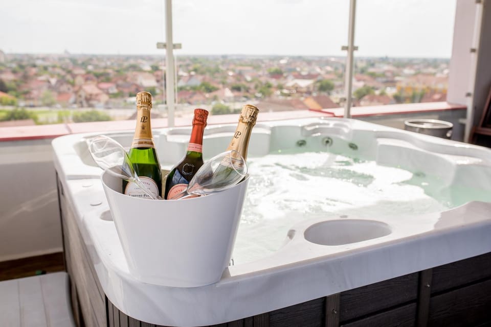 Hot Tub, Decorative detail