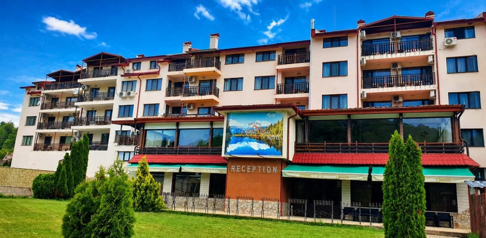 Property building, View (from property/room), Balcony/Terrace, Pool view