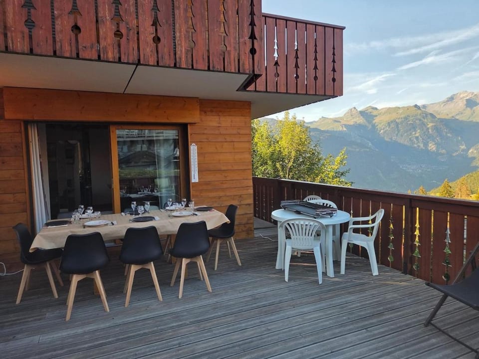 Property building, Natural landscape, Balcony/Terrace