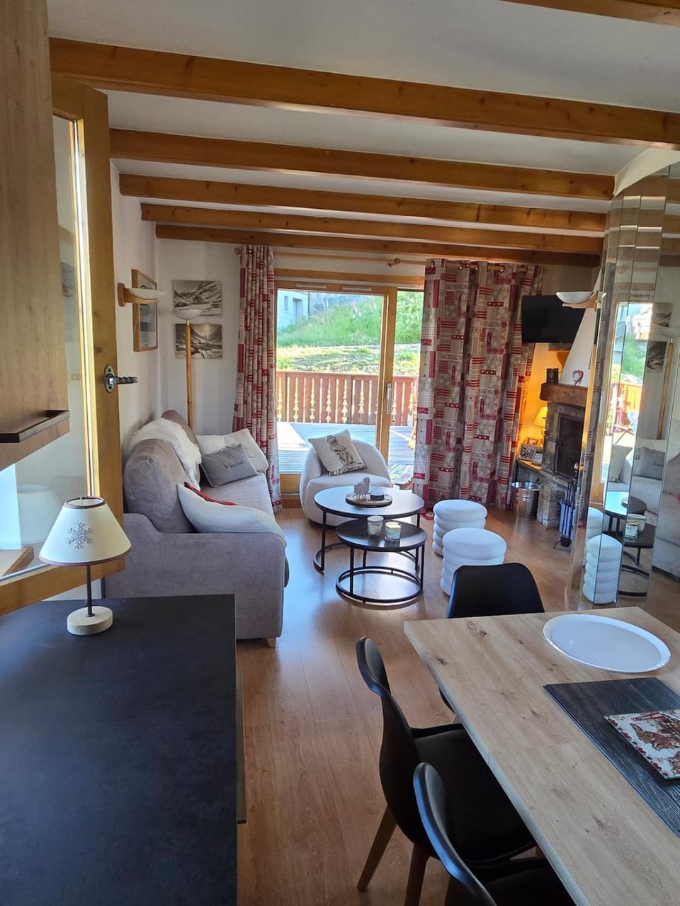 Living room, Seating area, Dining area, fireplace