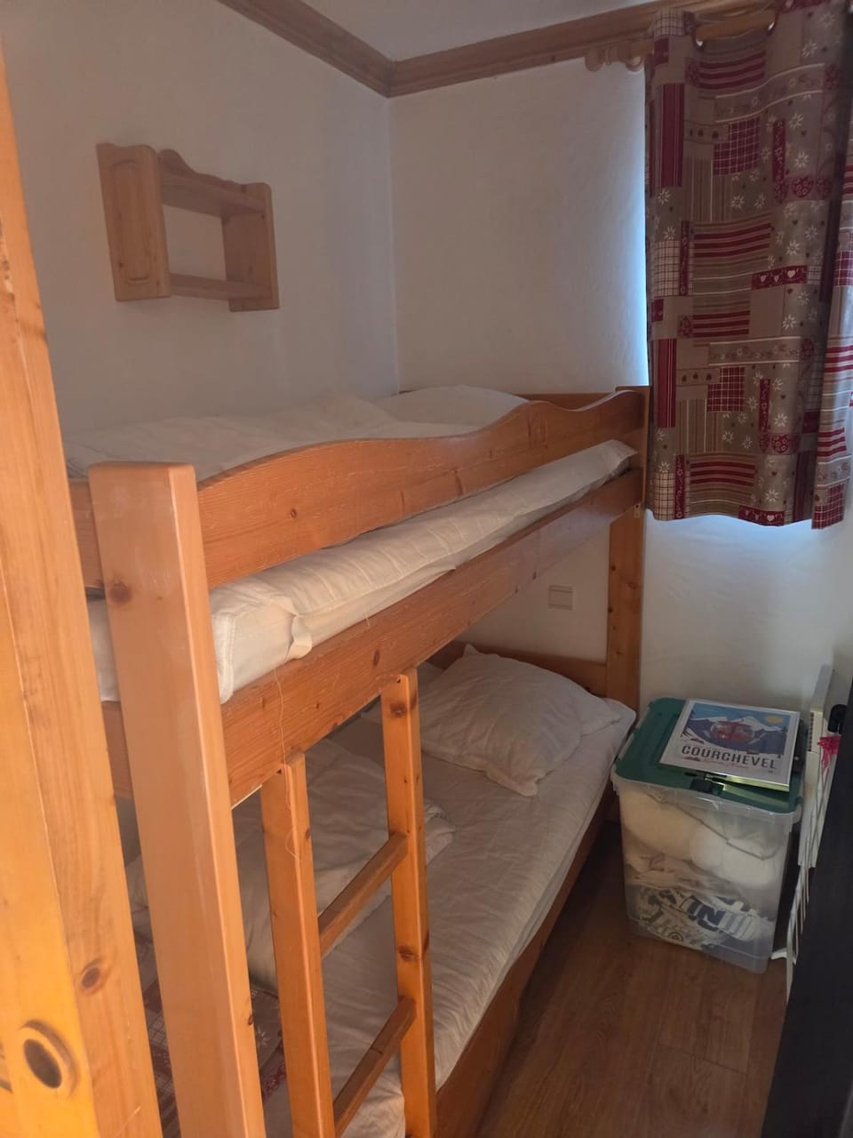 Bed, Photo of the whole room, bunk bed