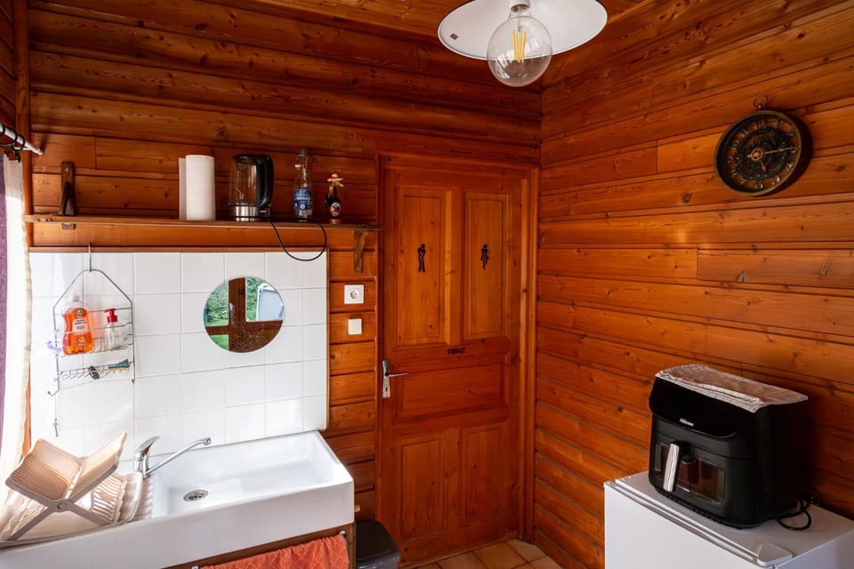 Kitchen or kitchenette, oven
