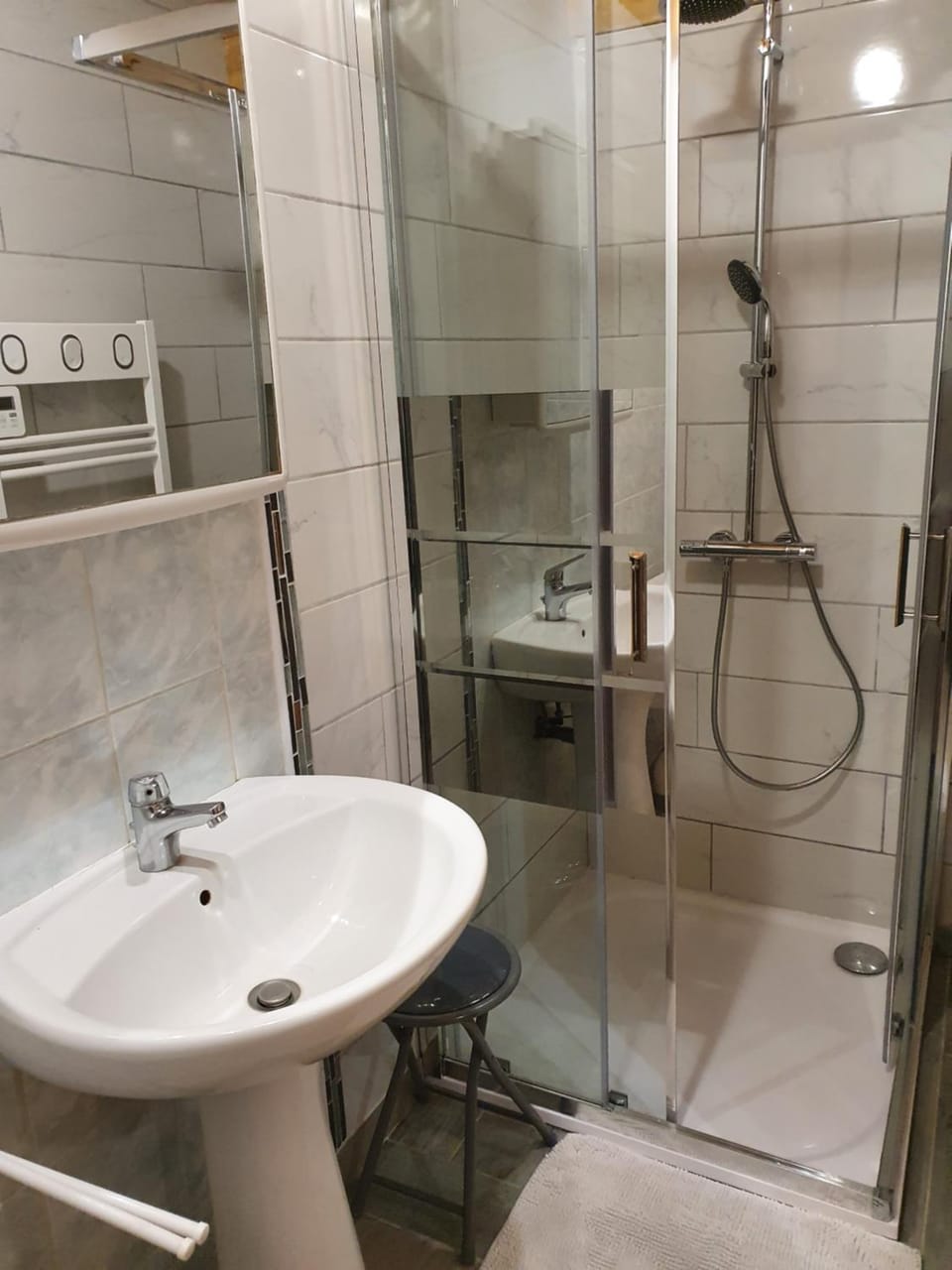 Shower, Toilet, Bathroom, towels