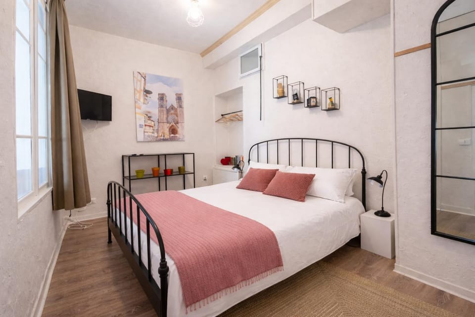 Photo of the whole room, Bedroom