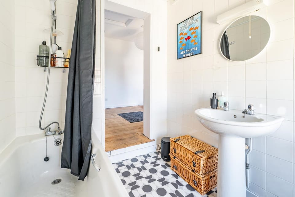 Swift Host - Newmarket House - Golden Triangle - Sleeps 4 - Garden House in Norwich