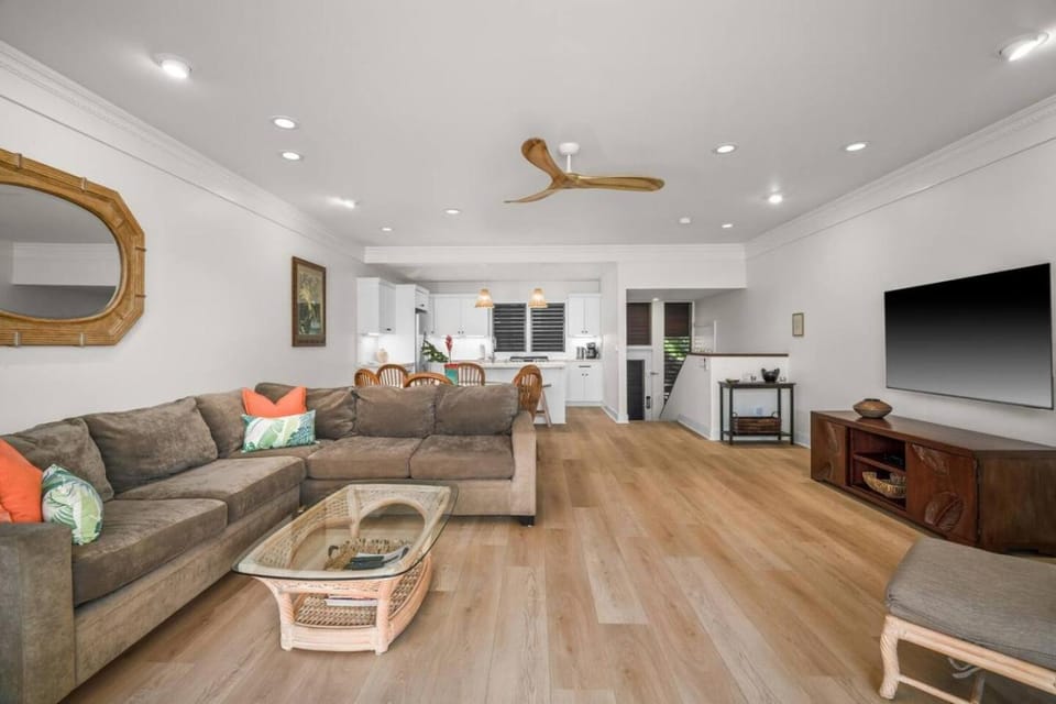 TV and multimedia, Kitchen or kitchenette, Living room, Seating area