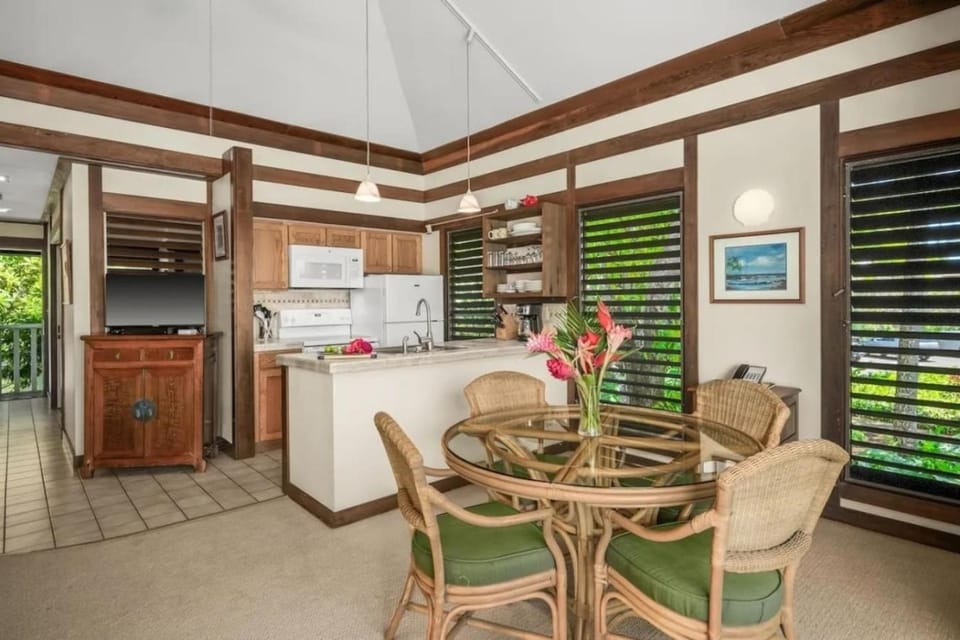 Kitchen or kitchenette, Seating area, Dining area, dishwasher, oven