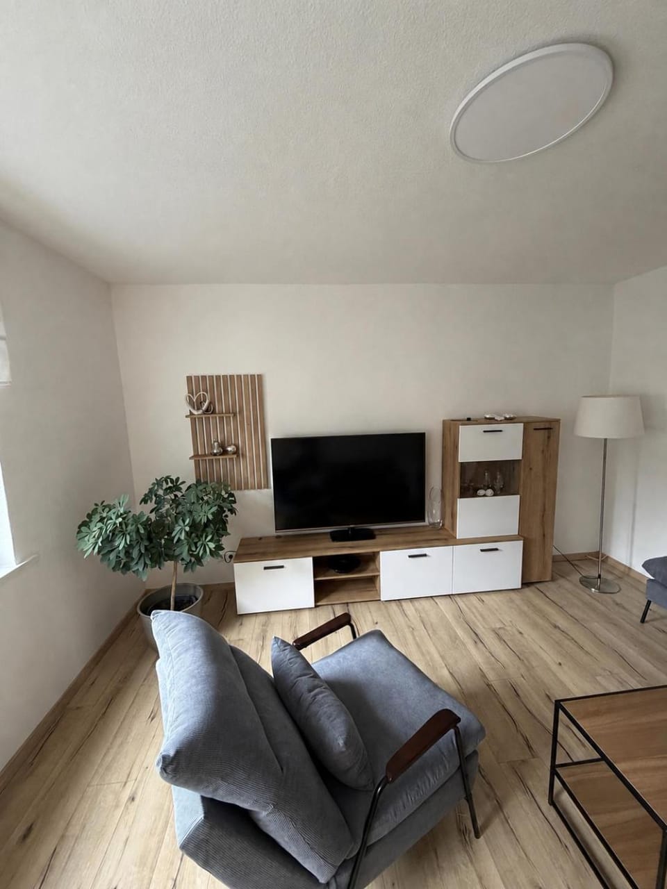 TV and multimedia, Living room, Seating area, Evening entertainment