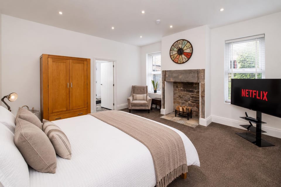 Communal lounge/ TV room, Bed, TV and multimedia, Living room, Photo of the whole room, Seating area, Evening entertainment, Bedroom, wardrobe