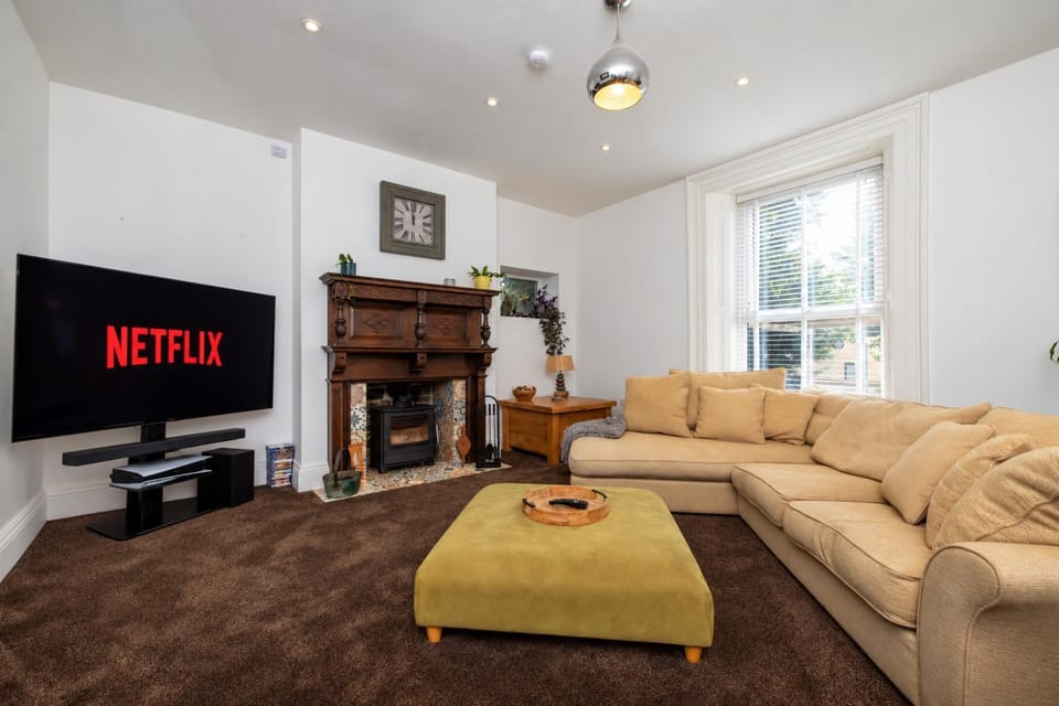 Communal lounge/ TV room, TV and multimedia, Living room, Seating area, Evening entertainment, flat iron