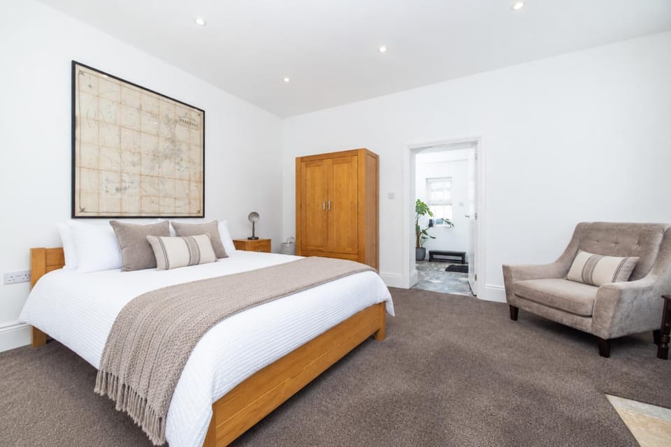 Bed, Living room, Photo of the whole room, Seating area, Bedroom, wardrobe