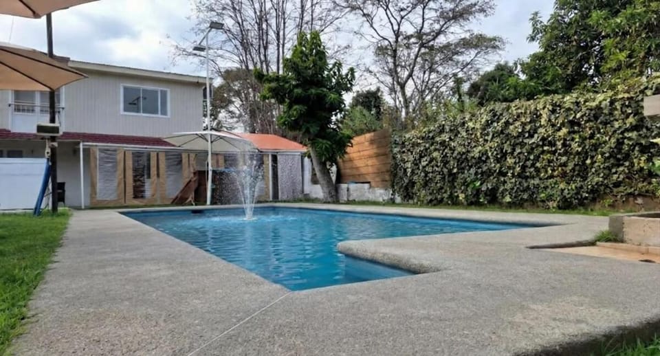 Casa 5 dormitorios 4 baños, tinaja, piscina, quincho y AC en pleno centro House in Valparaíso Region