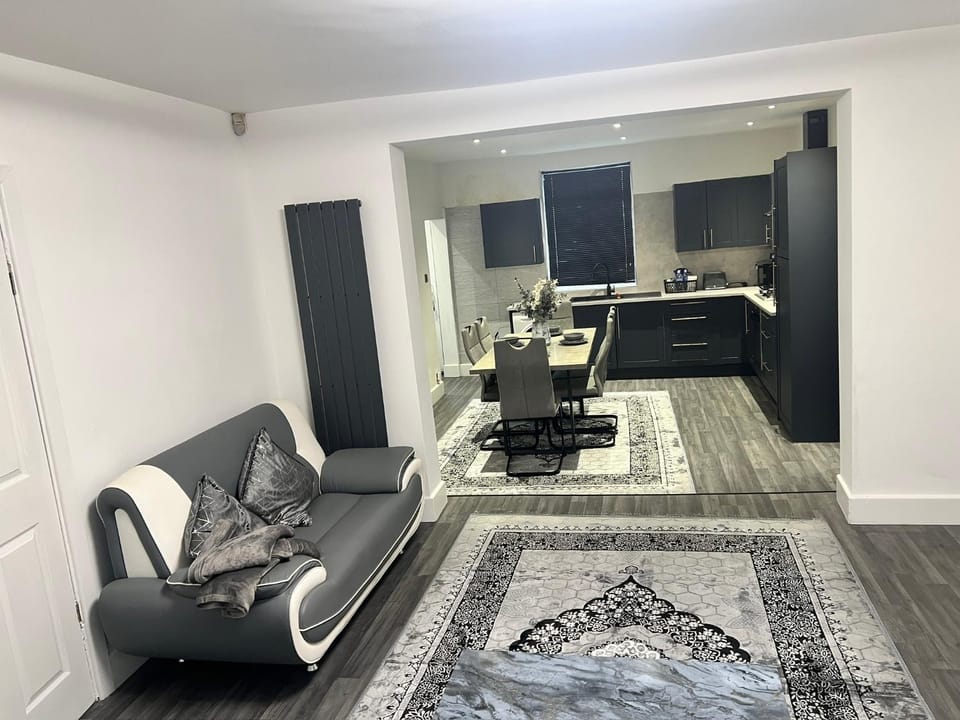 Kitchen or kitchenette, Living room, Seating area, Dining area