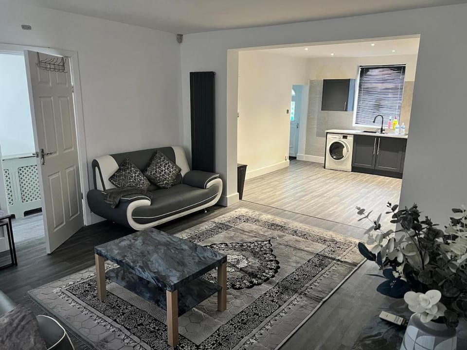 Modern 3 Bedroom Family House with Parking , Wifi Apartment in Ashington