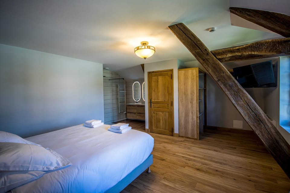 Property building, Living room, Bedroom