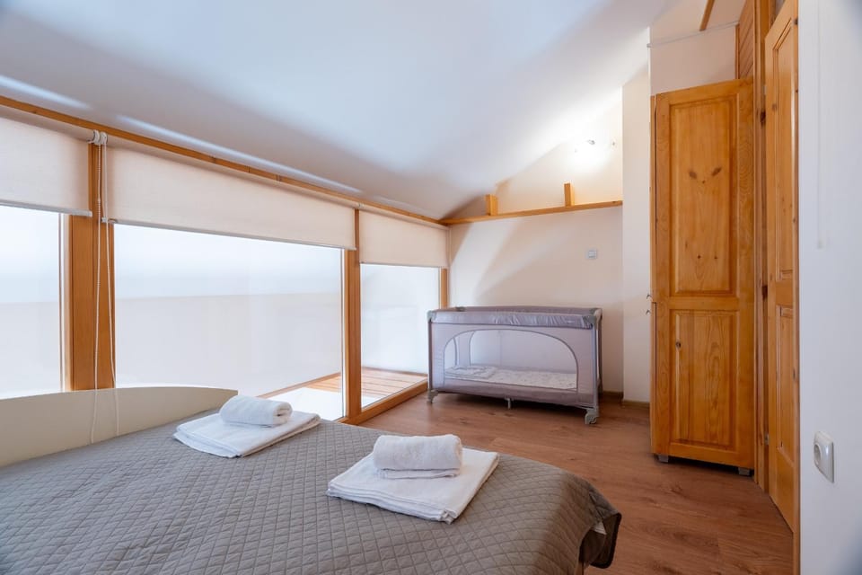 Bed, Bedroom, towels, wardrobe