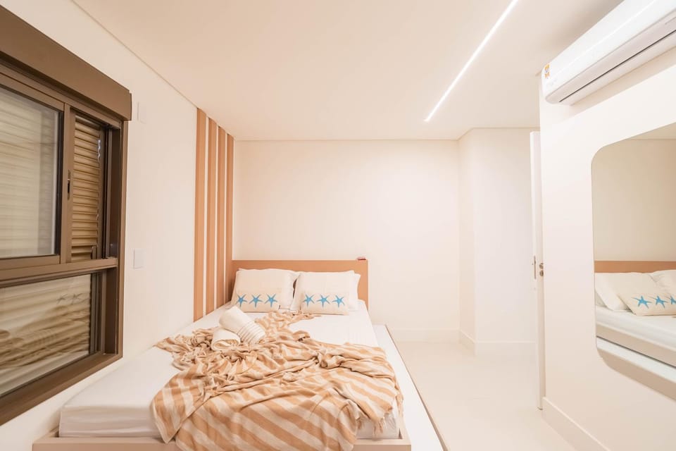 Bedroom, towels