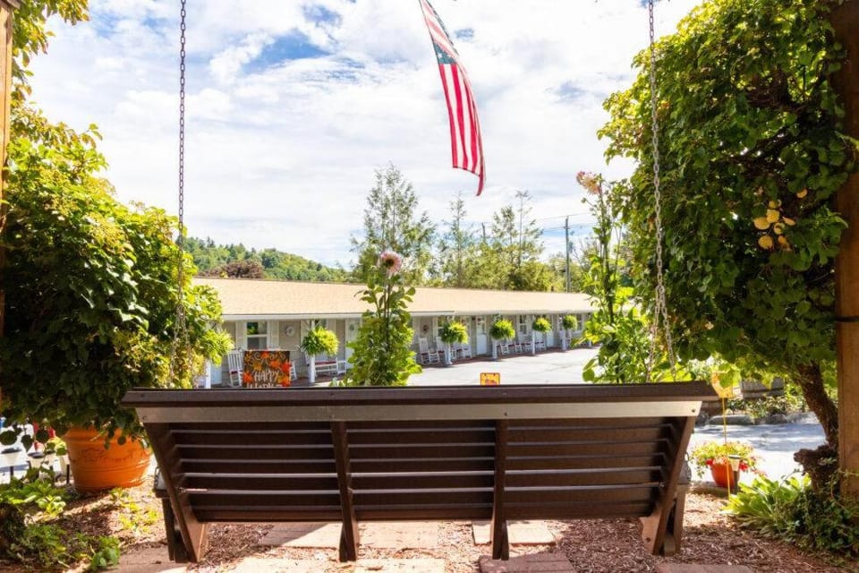 Alpine Village Inn Hotel in Blowing Rock