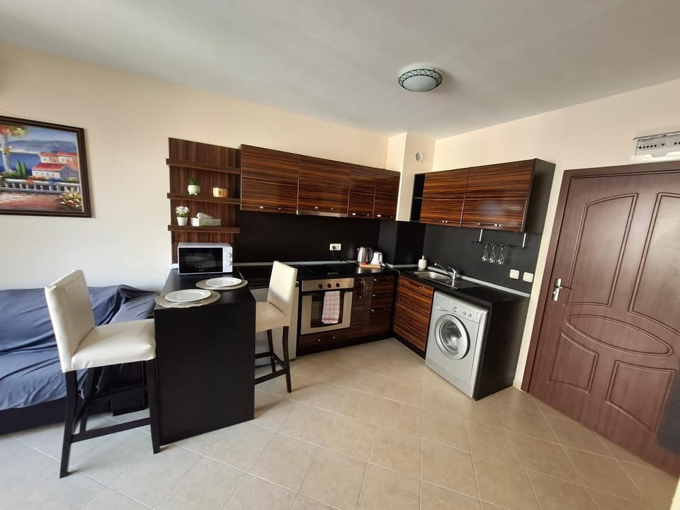 Kitchen or kitchenette, Dining area, oven, stove, toaster, washing machine