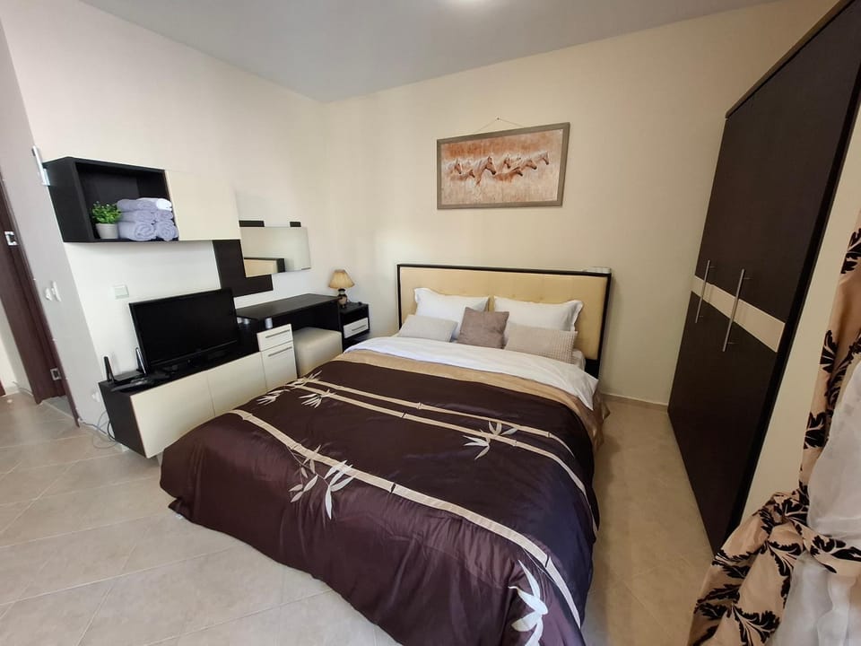 Bed, TV and multimedia, Bedroom