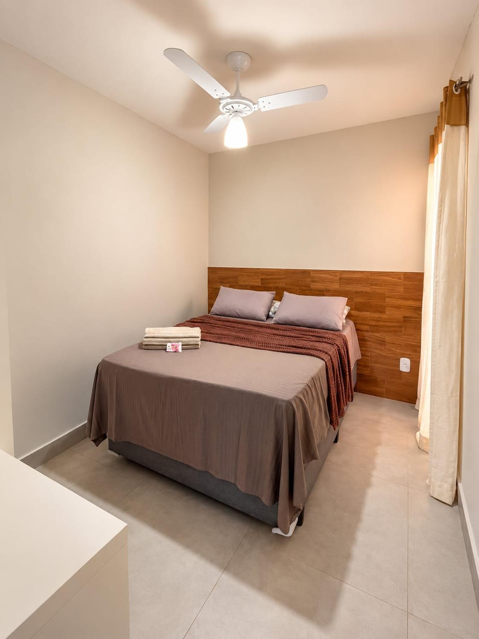 Photo of the whole room, Bedroom