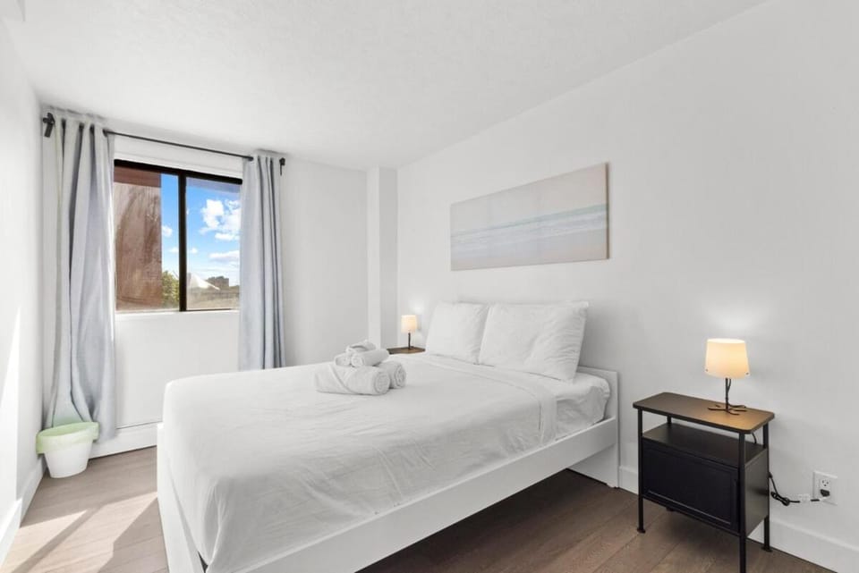 2BR City Retreat, Stampede, BMO & Free Parking Apartment in Calgary