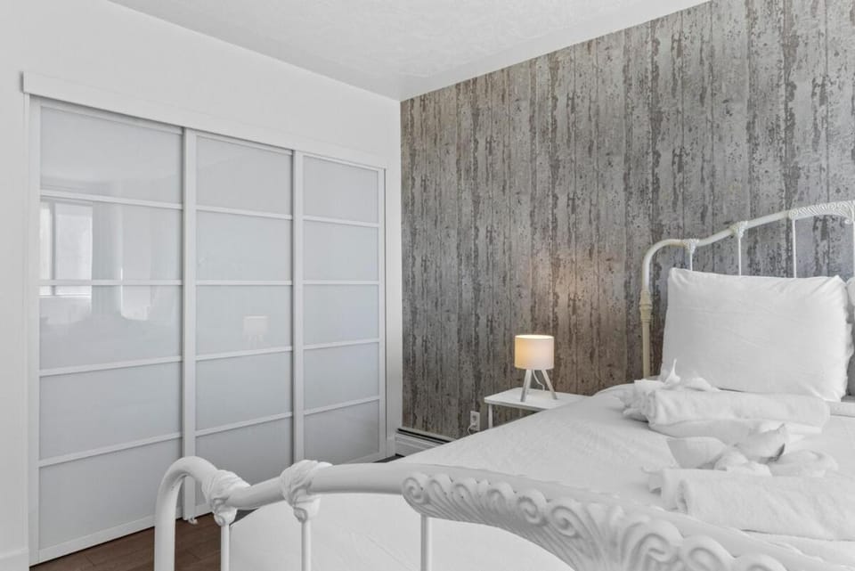 2BR City Retreat, Stampede, BMO & Free Parking Apartment in Calgary