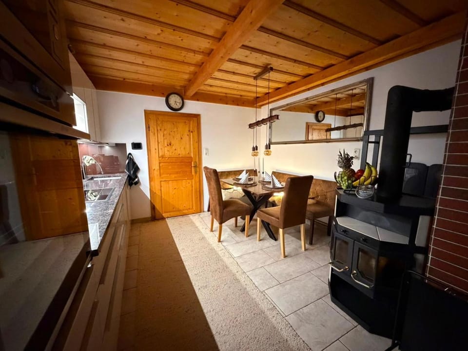 Kitchen or kitchenette, Dining area, oven, stove